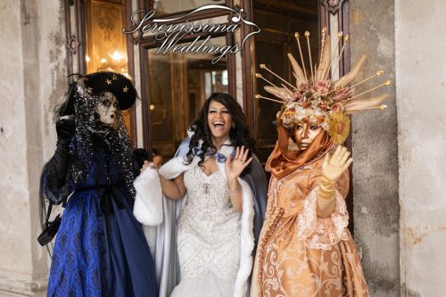boda en Venecia con trajes históricos, boda en el Carnaval de Venecia con trajes, sesión de fotos en el Carnaval de Venecia