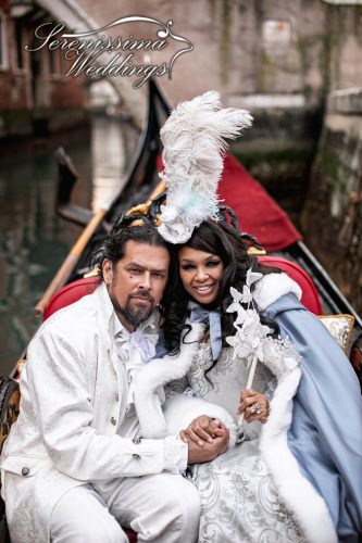 promenade romantique en gondole à Venise,mariage symbolique et gondole à Venise,promenade en gondole pendant le Carnaval de Venise