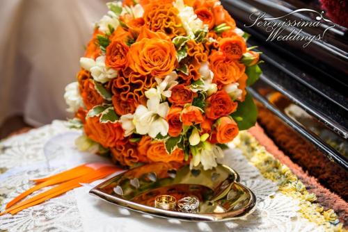 Bridal-Bouquet-and-Rings-in-Wedding-Gondola