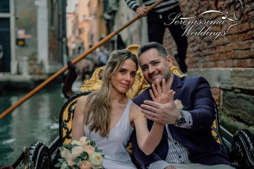 Just-Married-in-Gondola