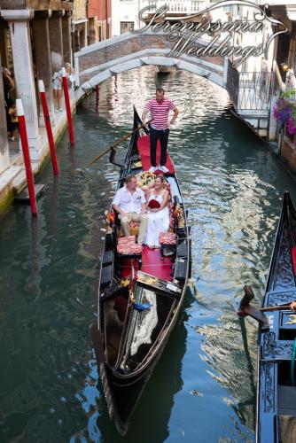 intimate-wedding-in-gondola