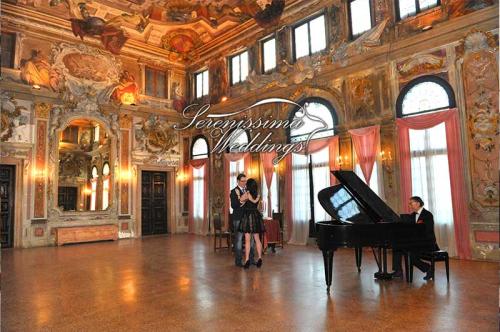 symbolic-wedding-in superb-venetian-palace
