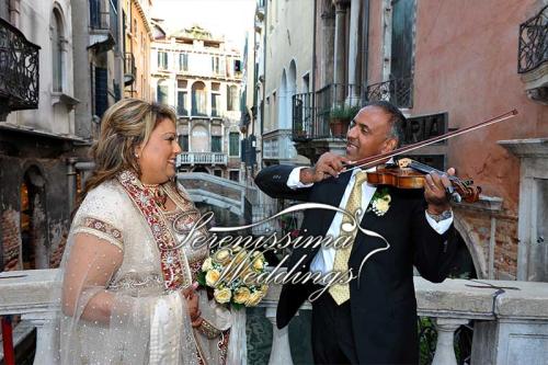 romantic-groom-in-venice