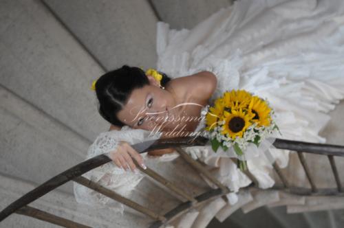 bridal-hairdo-and-bouquet