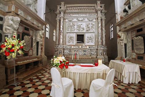 Symbolic Wedding in Venetian Palace 